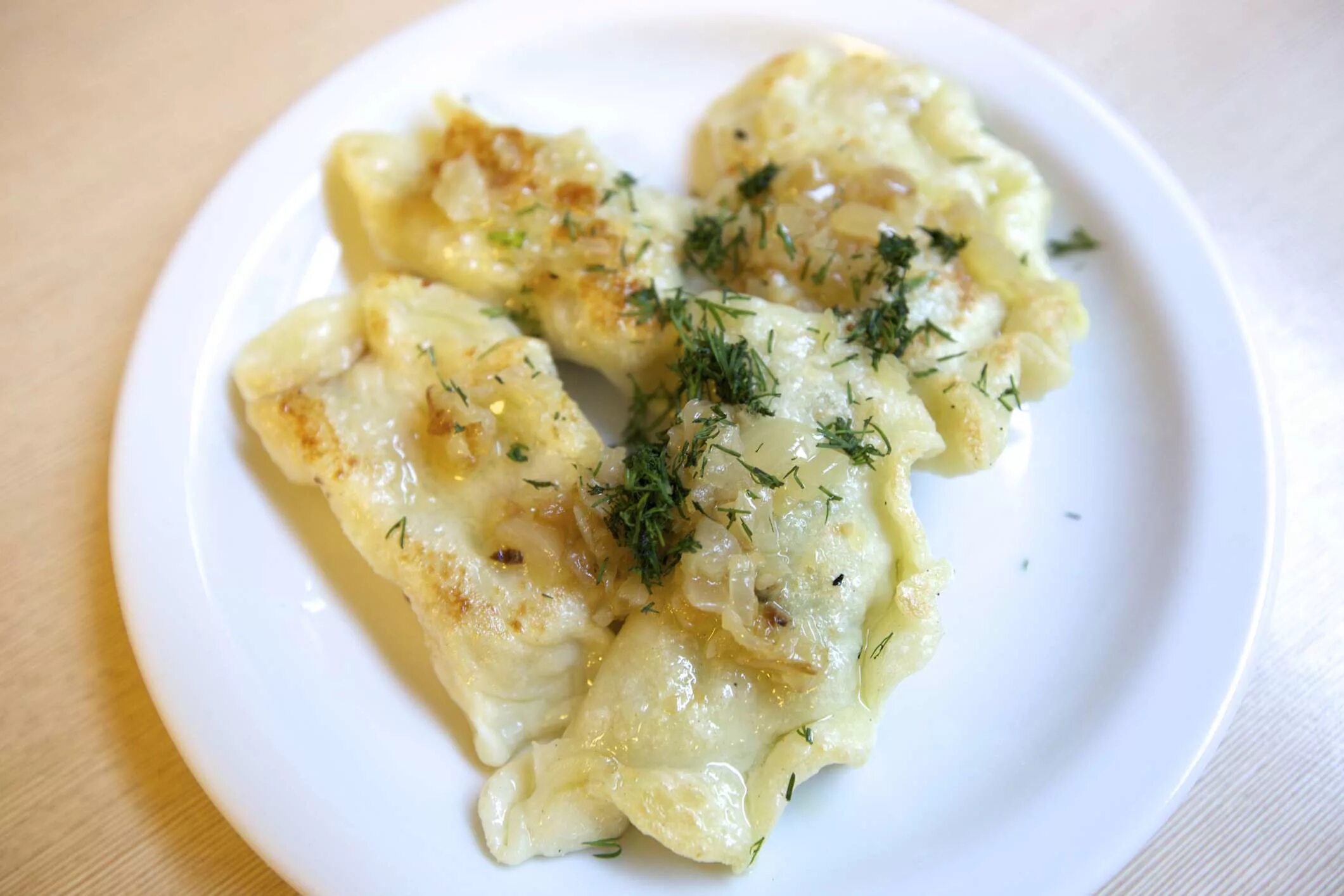 Вареники с капустой и грибами. Польские вареники (pierogi). Вареники с капустой. Пельмени с квашеной капустой. Вареники с квашеной капустой.