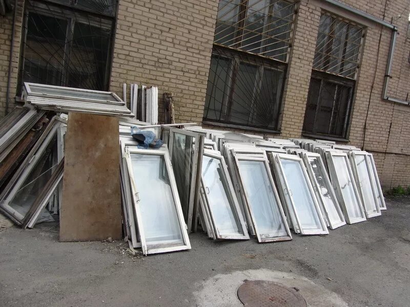 Вывоз старых дверей. Вывоз окон. Окна и мебель отходы. Утилизация старых окон. Вывоз старых дверей.