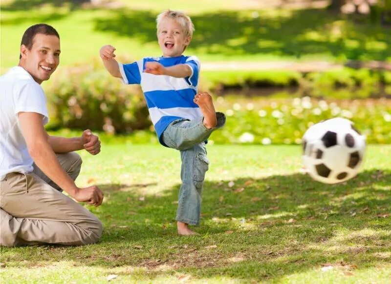 Картинки игры детей с родителями. Папа играет с сыном. Отец и сын футбол. Родители футбол. Папы играют в футбол