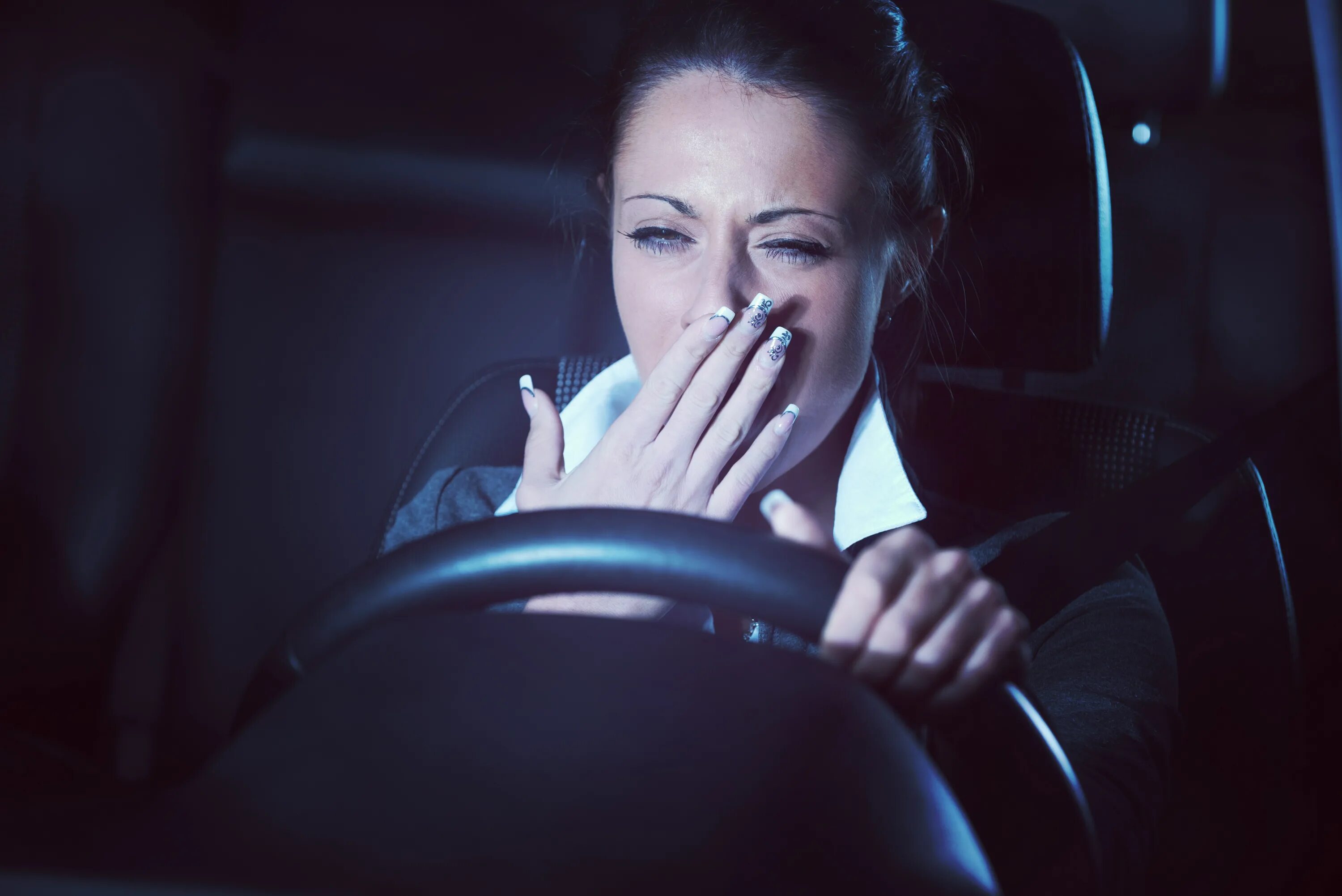 Drive 8 listen. Сонный водитель за рулем. tired driver.