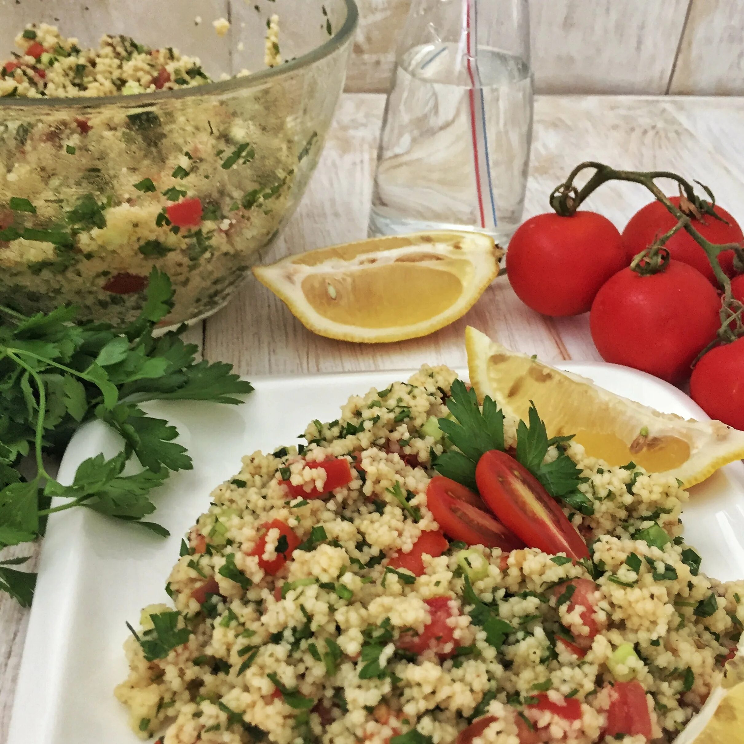 Табуле классический. Салат табуле с кускусом. Салат табуле с кускусом. Армянский салат с кускусом. Булгур салат табуле.