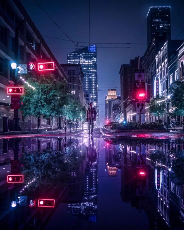 Walking along the bridge. I walked around the city. Путешествие по городам. Walking around the city. The people on the street.