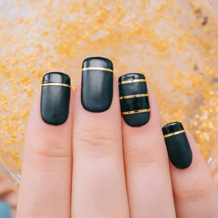 Маникюр черный с золотом полоски Pin by Jazmine Greer on Hair, Skin & Nails! Cross nails, Gold nails, Creative na