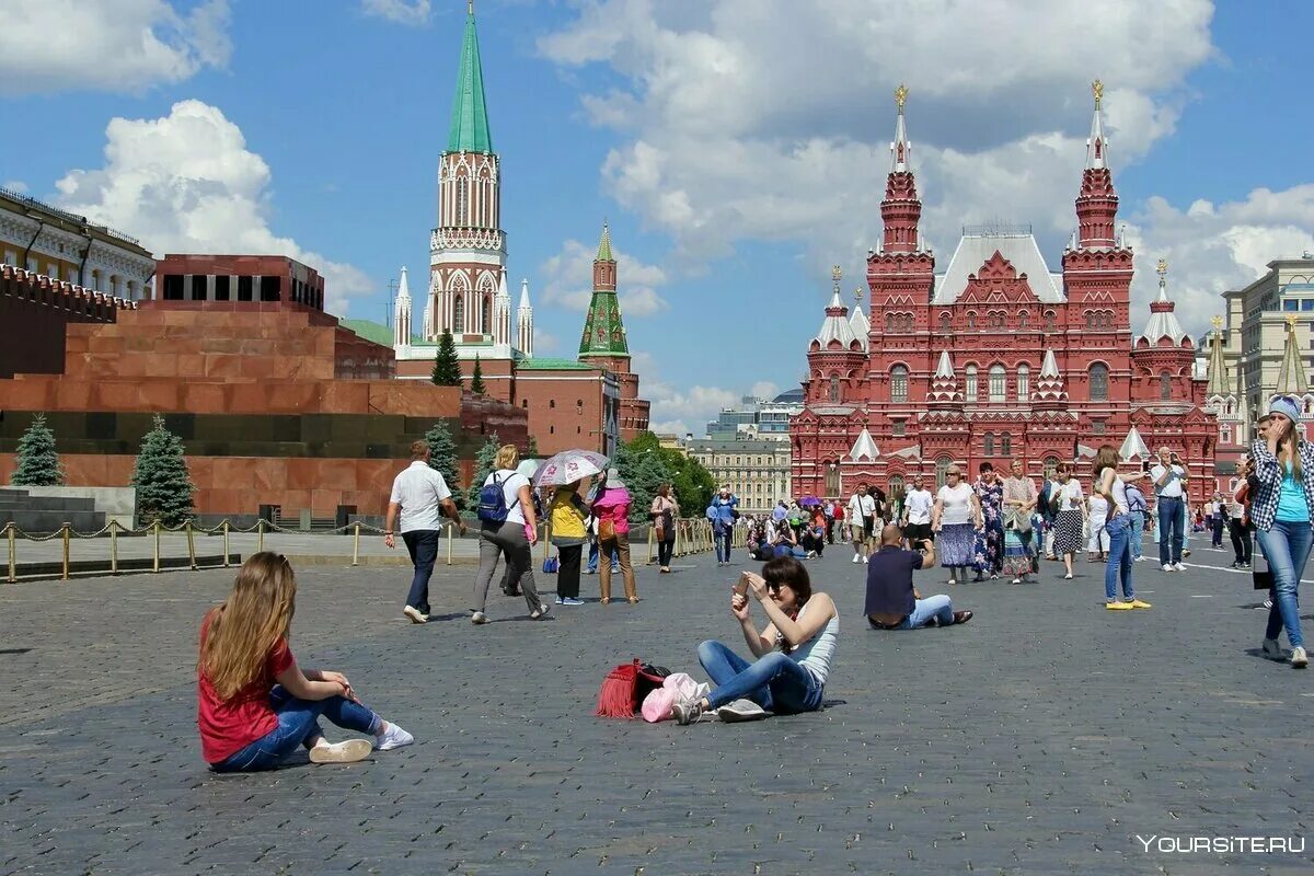 Человек пл. Ансамбль красной площади. Москва 21 век красная площадь. Красная площадь лето. Москва красная площадь люди.