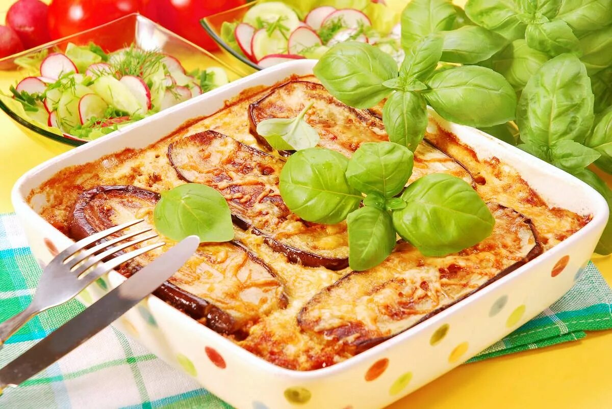 Греческая запеканка мусака. Греческая кухня мусака кухня. Греческая мусака с соусом бешамель. Греческая мусака с баклажанами.