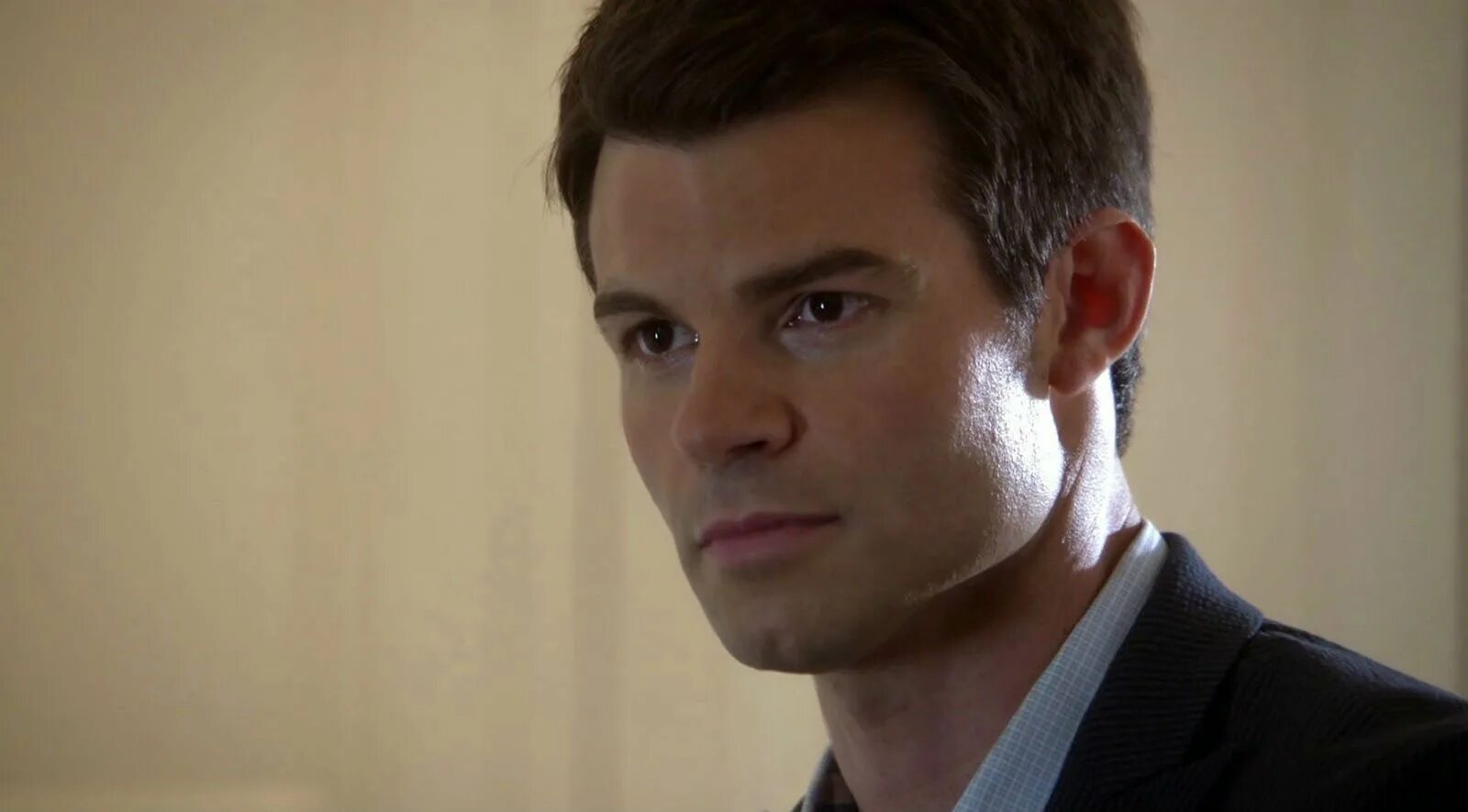 Elijah перевод. Элайджа майклсон. Элайджа майклсон дневники вампира. Elijah перевод. Элайджа майклсон первородные.