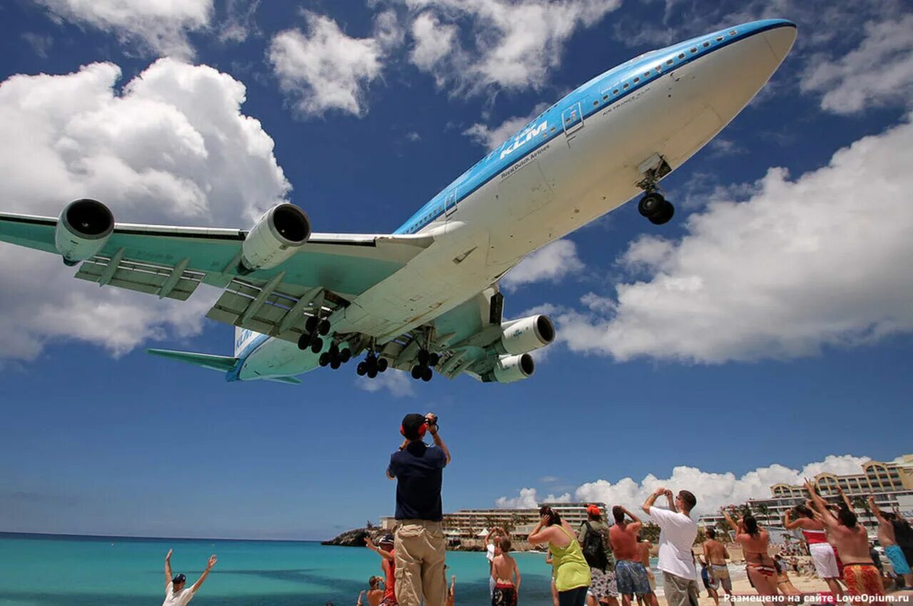 Фото самолетов летающие. Махо - сен-Мартен, Карибские острова. Пляж махо сен-Мартен. Махо Бич пляж на острове сен-Мартен. Самолет.