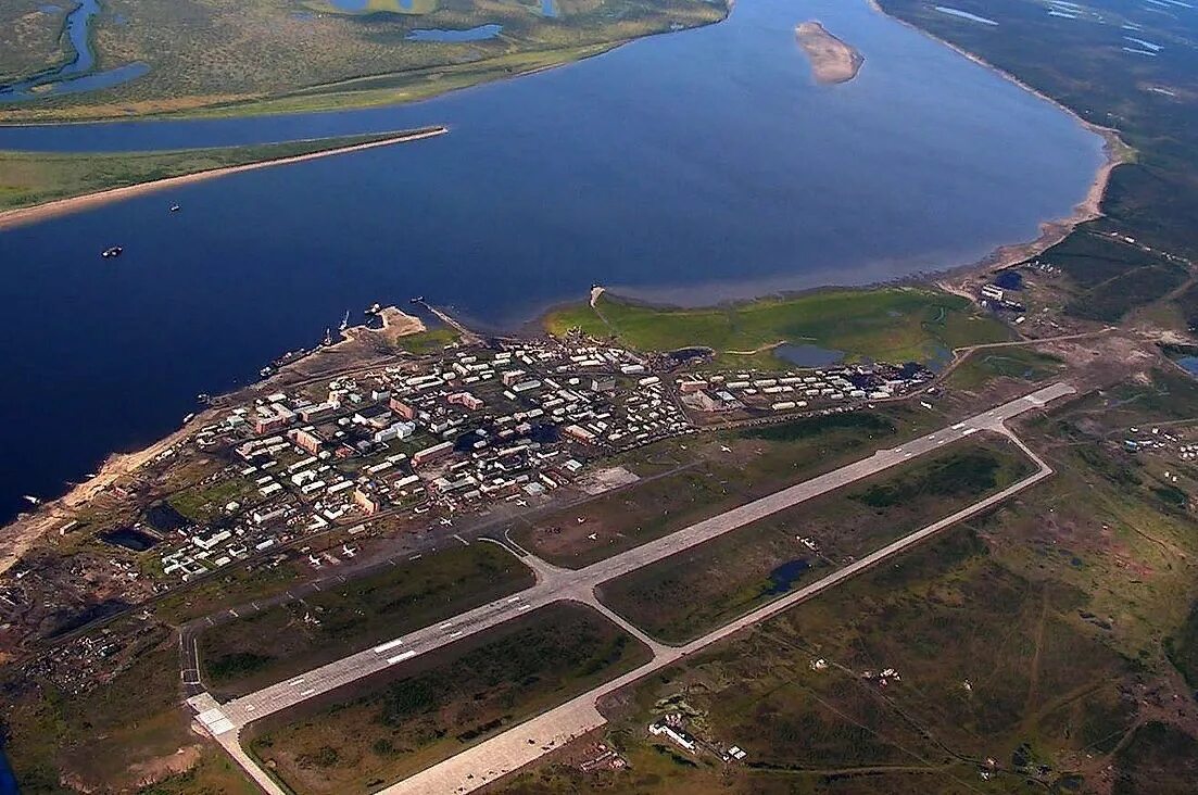 Поселок хатанга красноярский край. Село хатанга красноярский край. Аэропорт хатанга фото. Аэропорт диксона красноярский край. Хатанга авиабилеты.