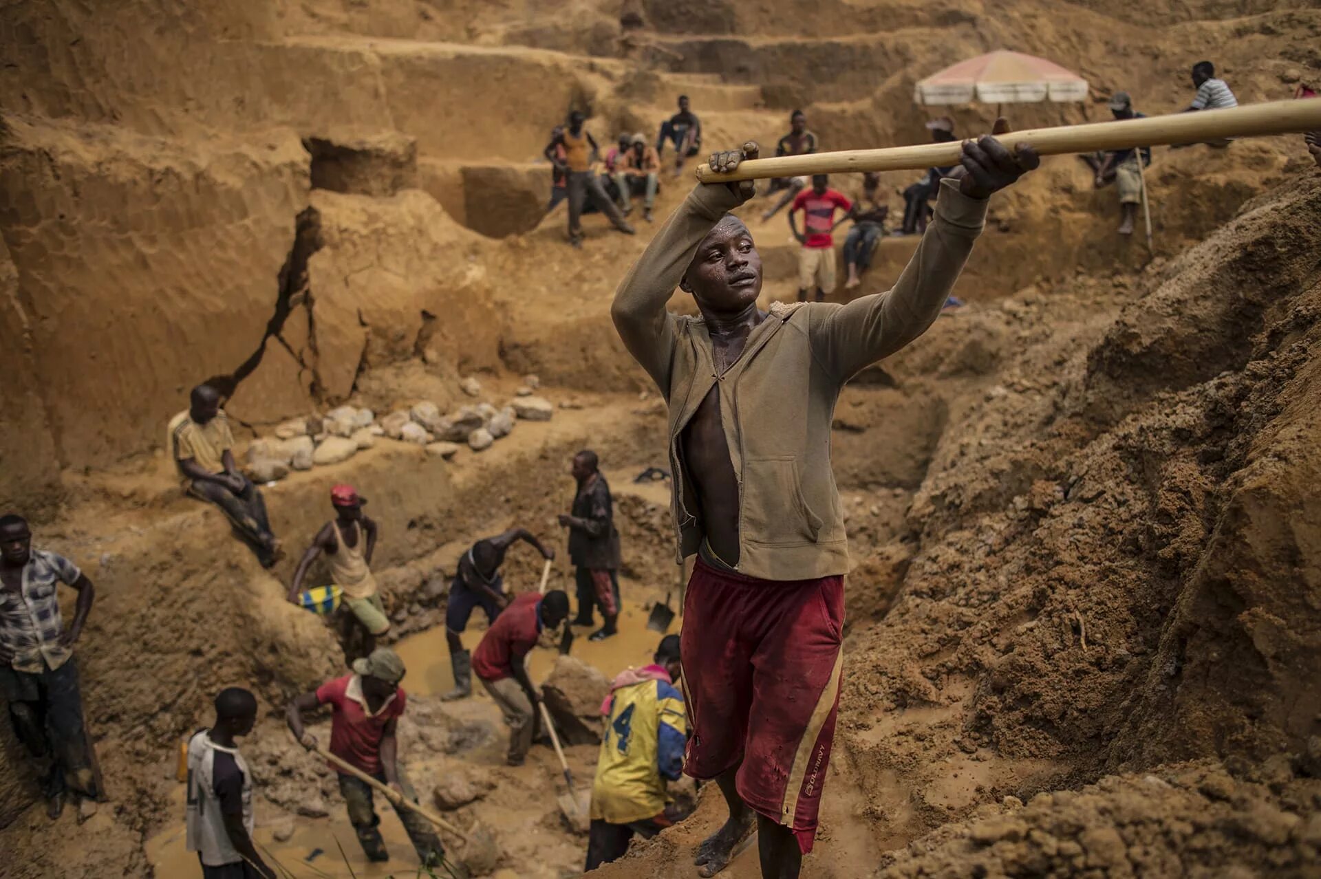 Кот дивуар добыча алмазов. Буркина фасо золотодобыча. Месторождения золота в африке. Демократическая республика конго золото. Конго золотодобыча.