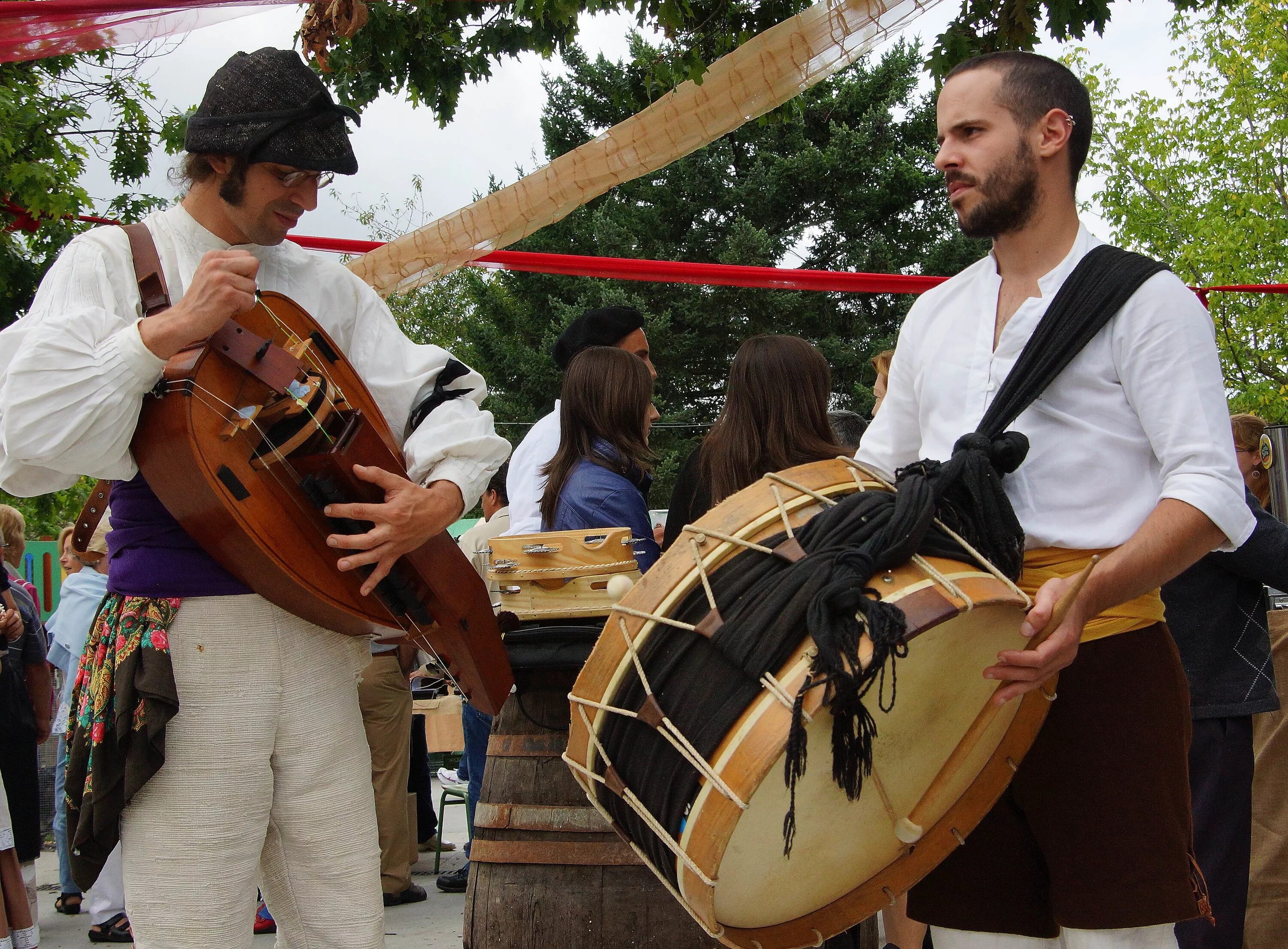 Бандуррия испанский инструмент. Бандуррия испанский инструмент. Бандуррия испанский инструмент. Символы испании кастаньеты. Кастаньеты испания.
