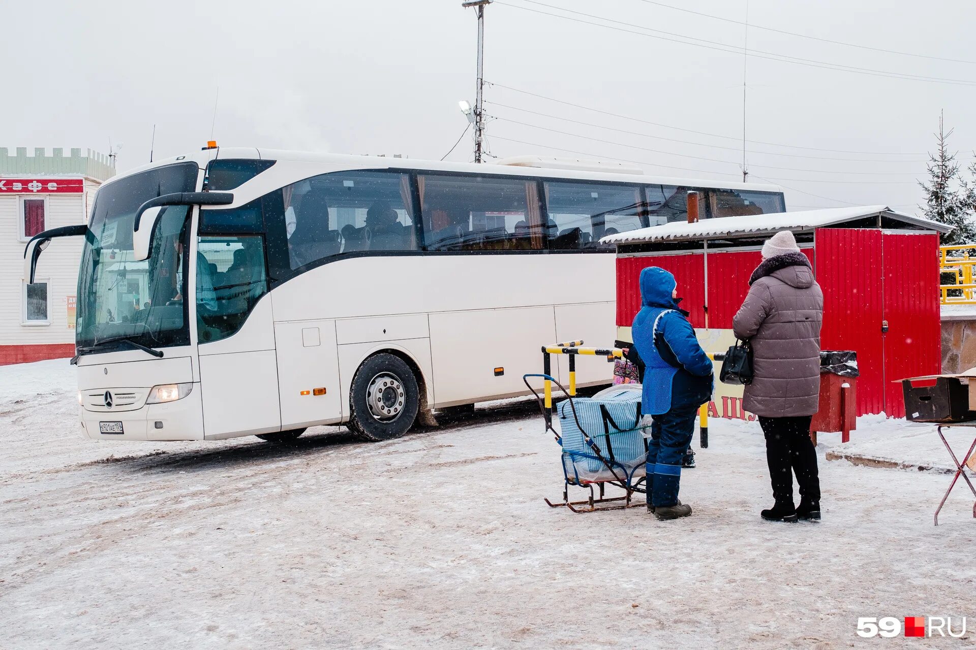 Водитель междугородный. Отъезд автобуса. Огромные междугородние автобусы. Автобус Соликамск Пермь. Бизнес междугородный автобус.