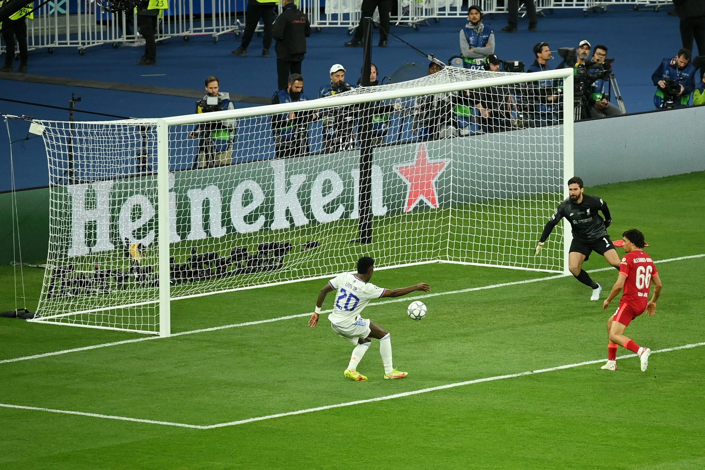 Champions league matches. Ливерпуль Реал Мадрид 2022 финал ЛЧ. Ливерпуль Реал Мадрид финал Лиги чемпионов 2022. ЛЧ 2022 Реал Мадрид Ливерпуль. Финал Лиги чемпионов УЕФА 2022 Реал Ливерпуль.