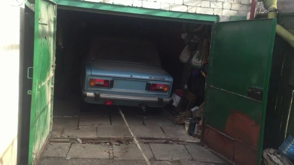 гараж под машину. гаражи в шибенце. машина в гараже. угонщики автомобилей задержаны. вскрыли гараж.