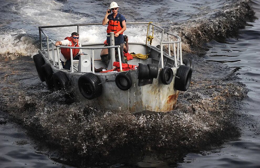 Вод грязные 50. Машина загрязняет воду. Загрязнение воды автотранспортом. Загрязнение воды мойка. Разлив нефти машина для транспортировки.