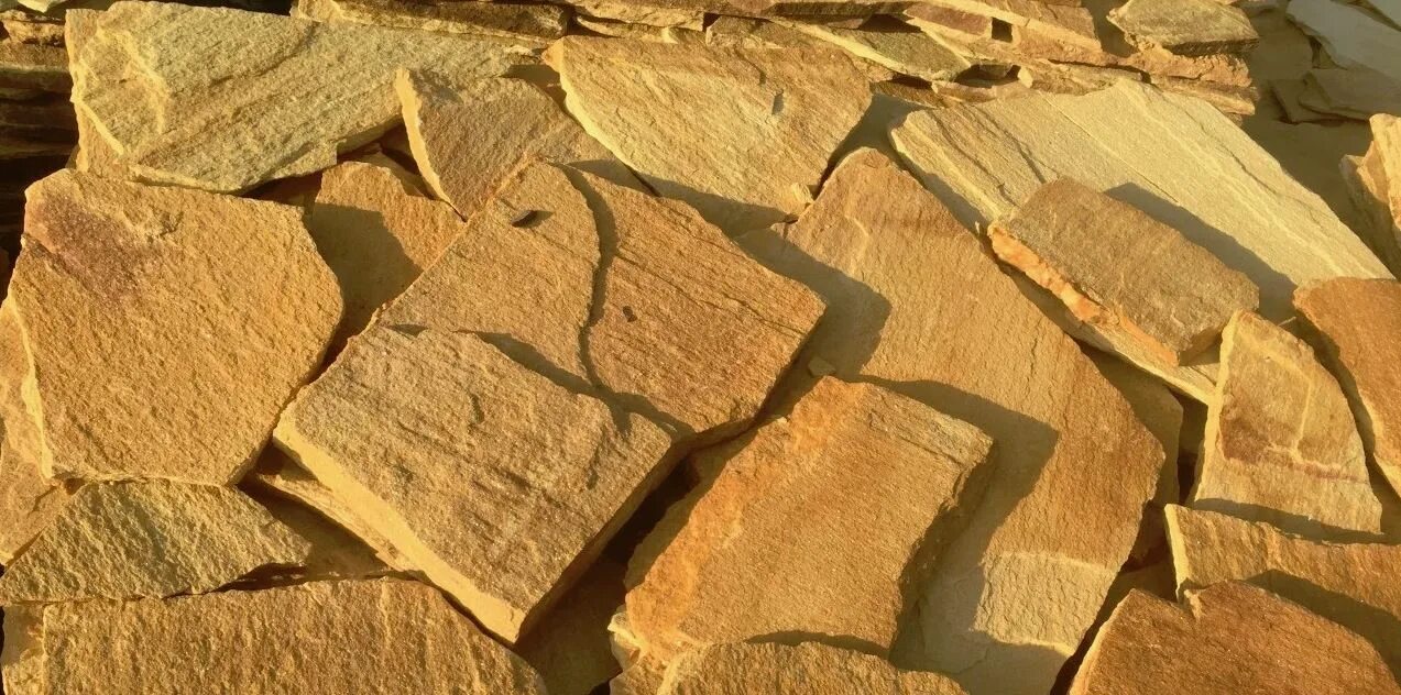 Плитняк это. Природный камень уральский златолит. камень плитняк златолит. златолит желтый. уральский златолит-кварцит.