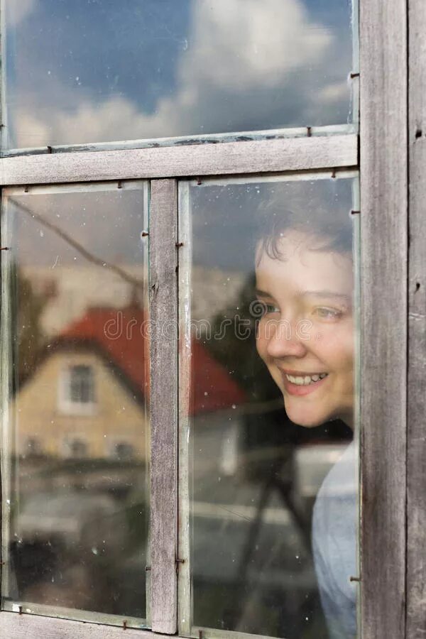 Окна смех. Дом со смеющимися окнами фильм 1976. Памятка закрой окно дети летать не умеют. Смех в окне. Оконные приколы.