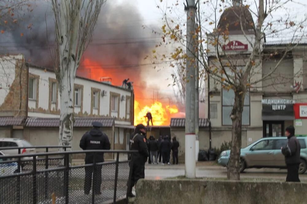 Пожар в Керчи сегодня. В Крыму горит склад. Пожар в Крыму Белогорск вчера мебельный склад. Горел мебельный склад Белогорск Крым Николая Бойко. Родники горит мебельный