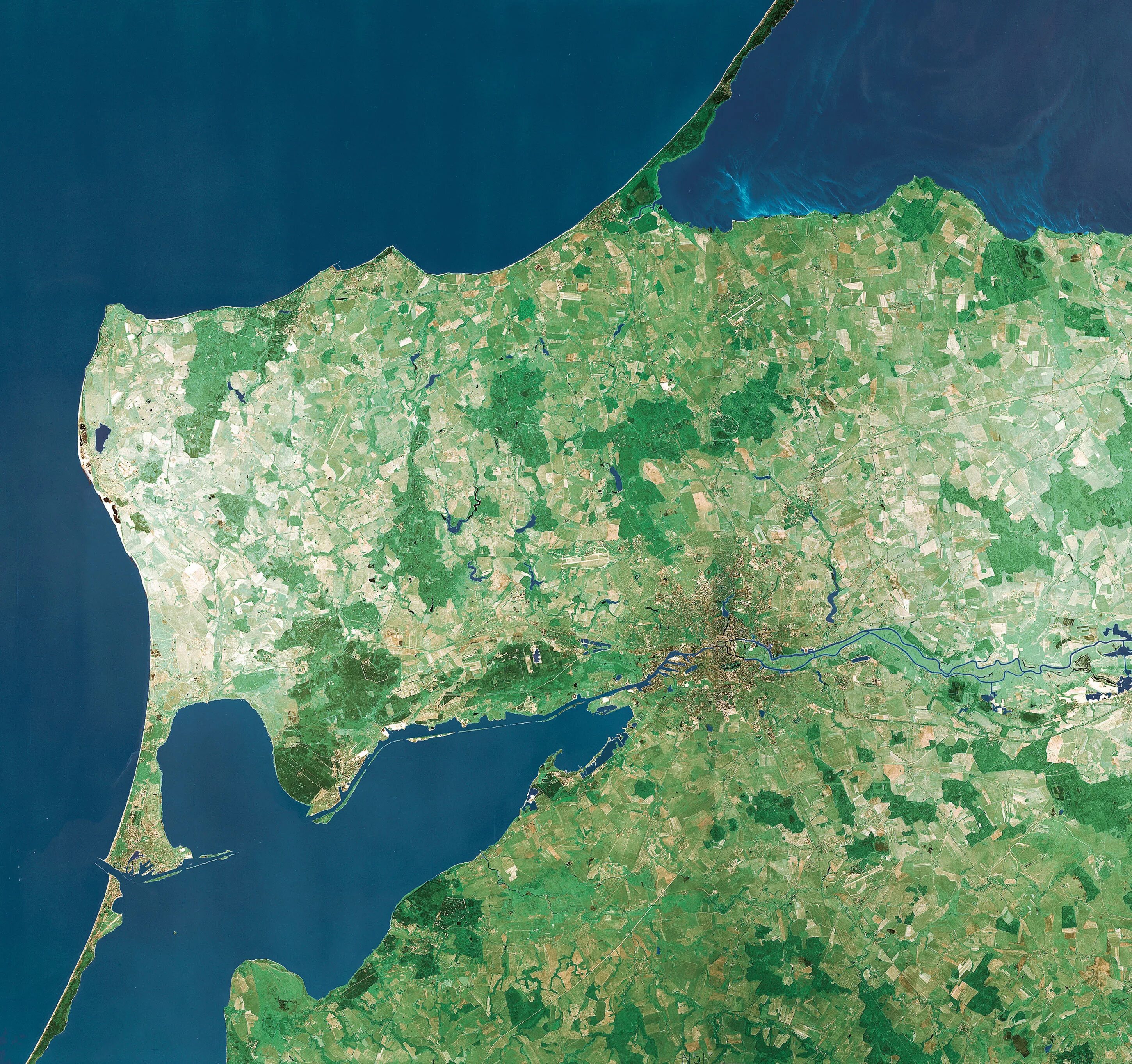 Калининград со спутника в реальном времени. Карта калининграда со спутника. Карта калининградской области со спутника. Приморск со спутника. Калининград со спутника с улицами.