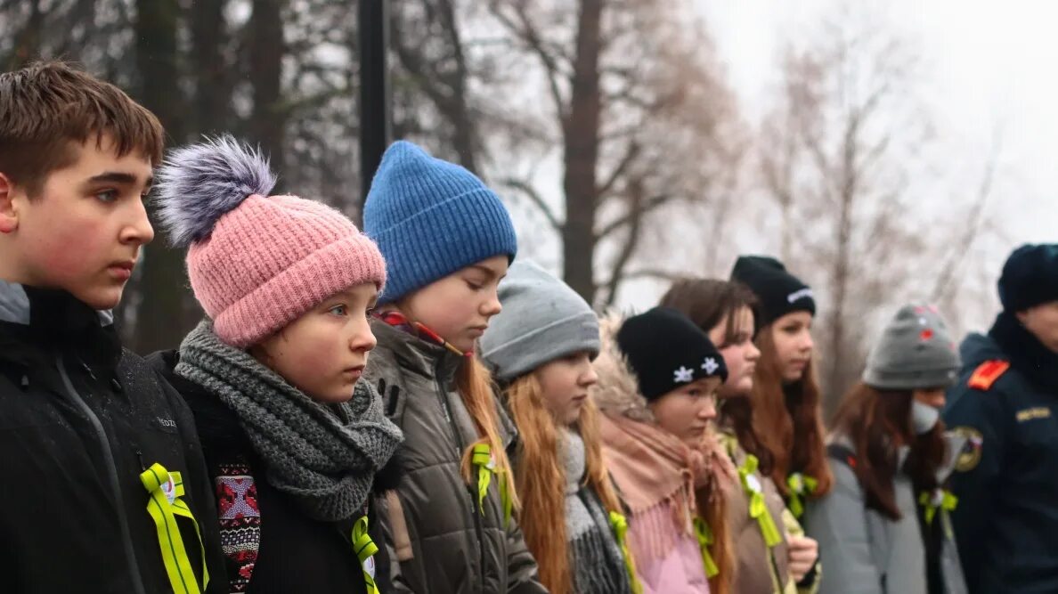 Школьники Санкт Петербурга. Школьники в Питере. Школьники на улицах СПБ. Группа школьников в Санкт-Петербурге. Число школьников в спб