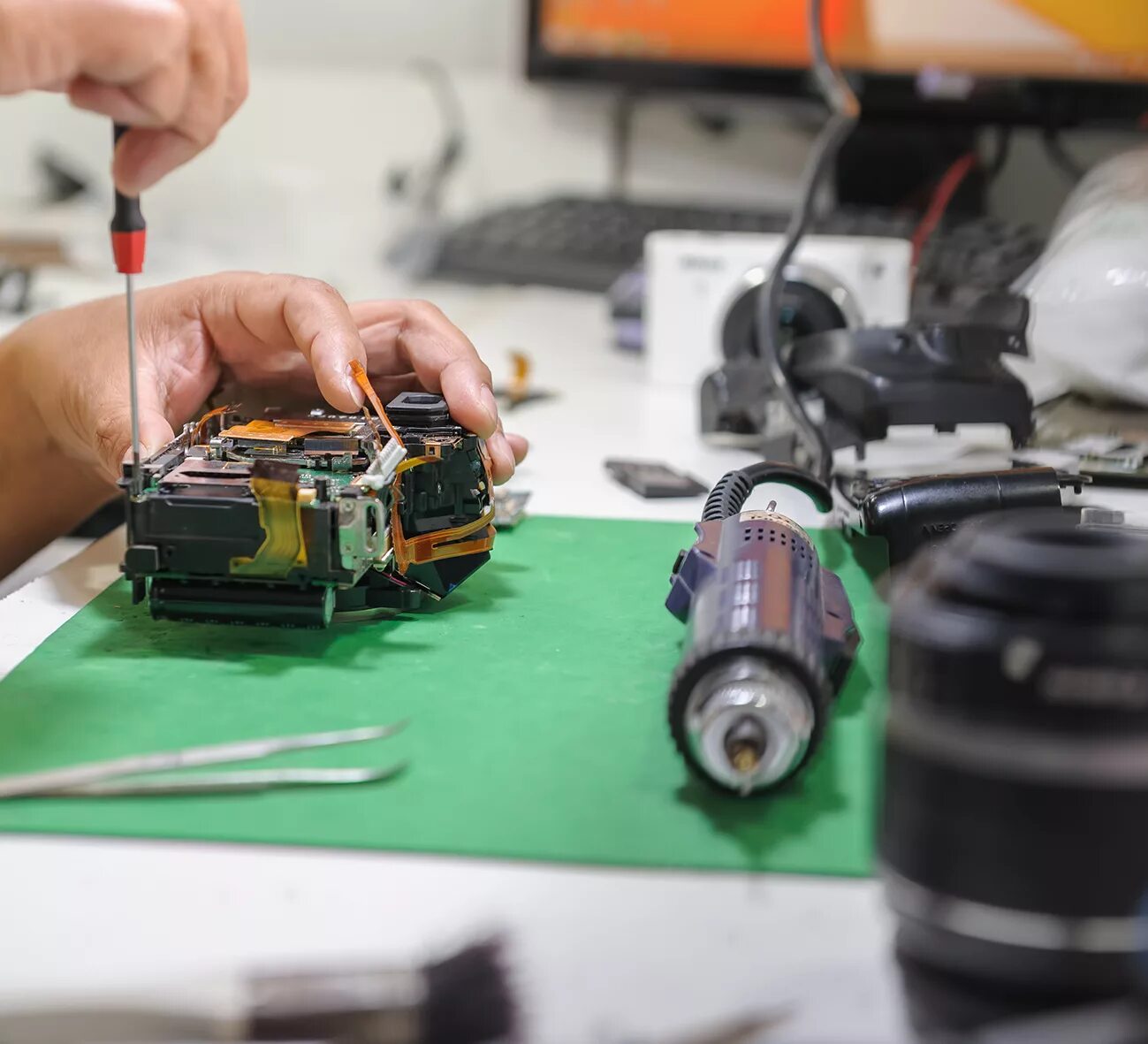 Ремонт фотоаппаратов. Ремонтирует камеру. Repairing Camera. Починка фотоаппаратов Реутов. Сервисный ремонт фотоаппарата canon