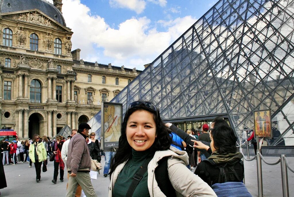 Париже сейчас день. Тайна Лувра. Иннана Лувр Париж. Лувр туристы. Лувр экскурсовод.