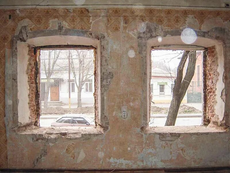 Увеличить окно можно. Окно в Старом кирпичном доме. Оконный проем в панельном доме. Пластиковые окна в старых домах. Старые оконные проемы.