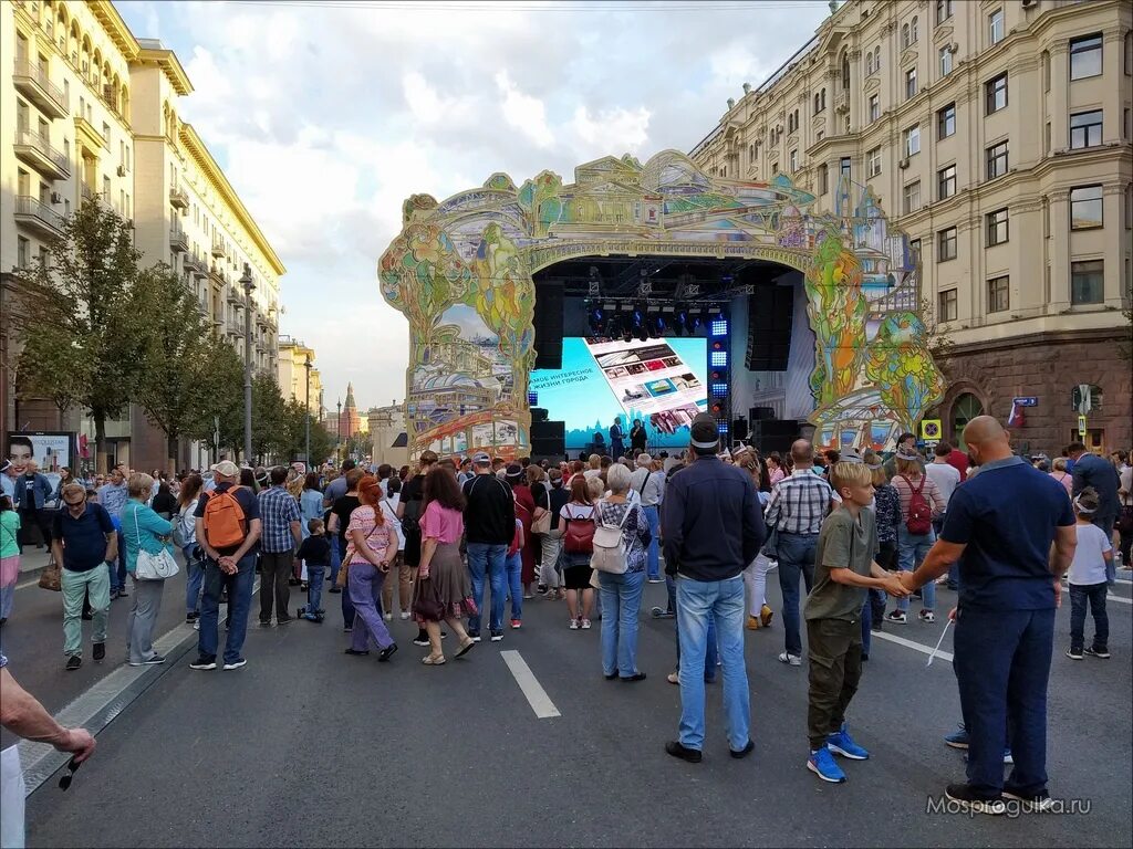 Мероприятия события сегодня. День города на Тверской. Концерт на Тверской в день города. День города Москва Тверская улица. Сцена день города на Тверской.