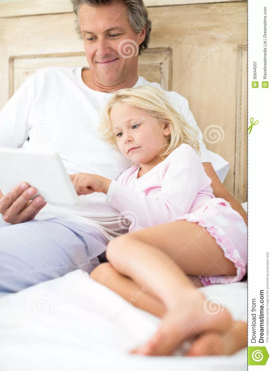 Папа возбудился дочку. Папа заигрался с дочкой. Отец, играющий с дочерью. Папа возбудился дочку. Папа с дочкой несовершеннолетней.