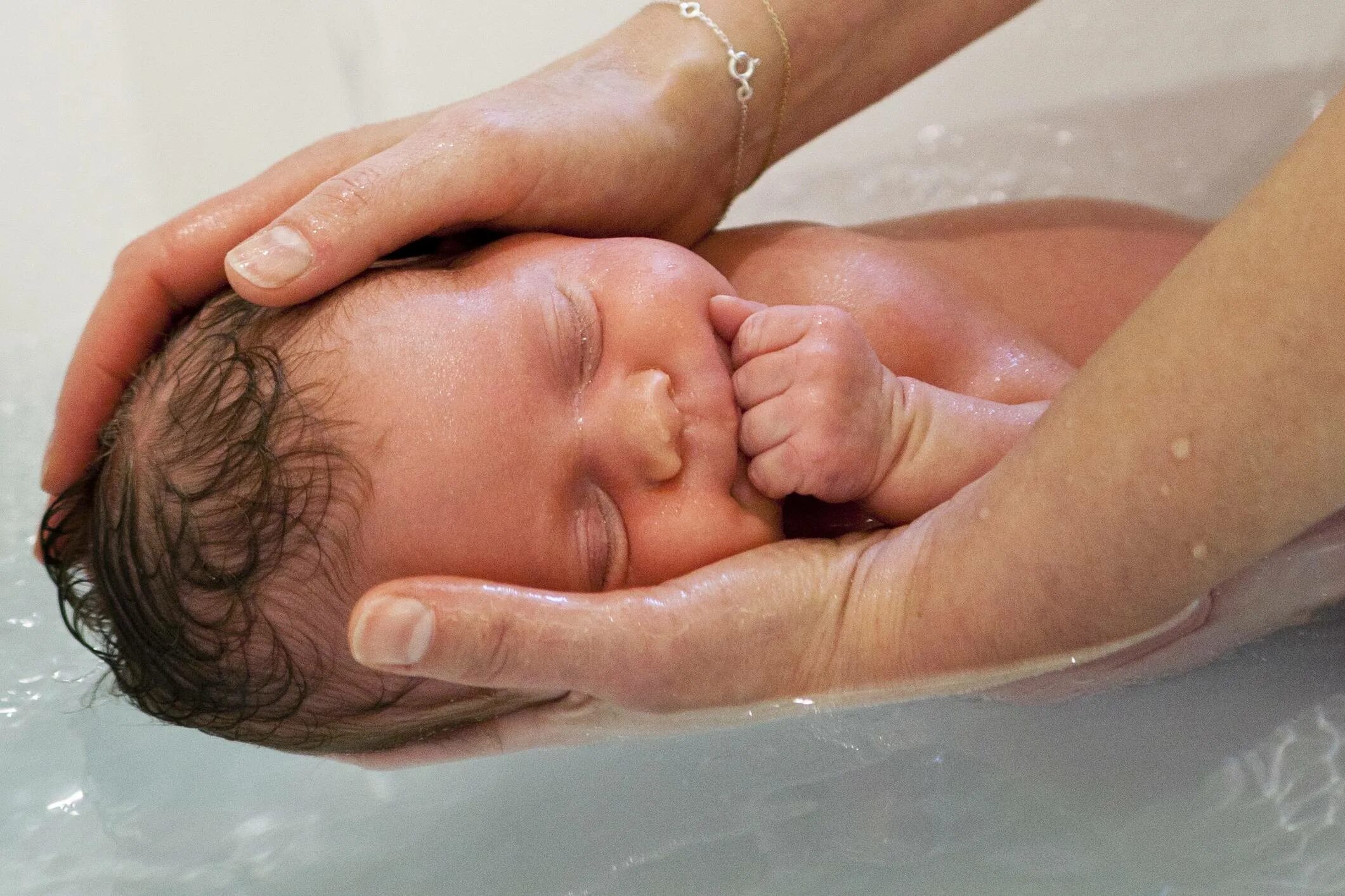 При купании новорожденного вода попадает. Пуканье новорожденного. Купание новорожденного ребенка. Купание новорожденного первый. Купание малыша после роддома.