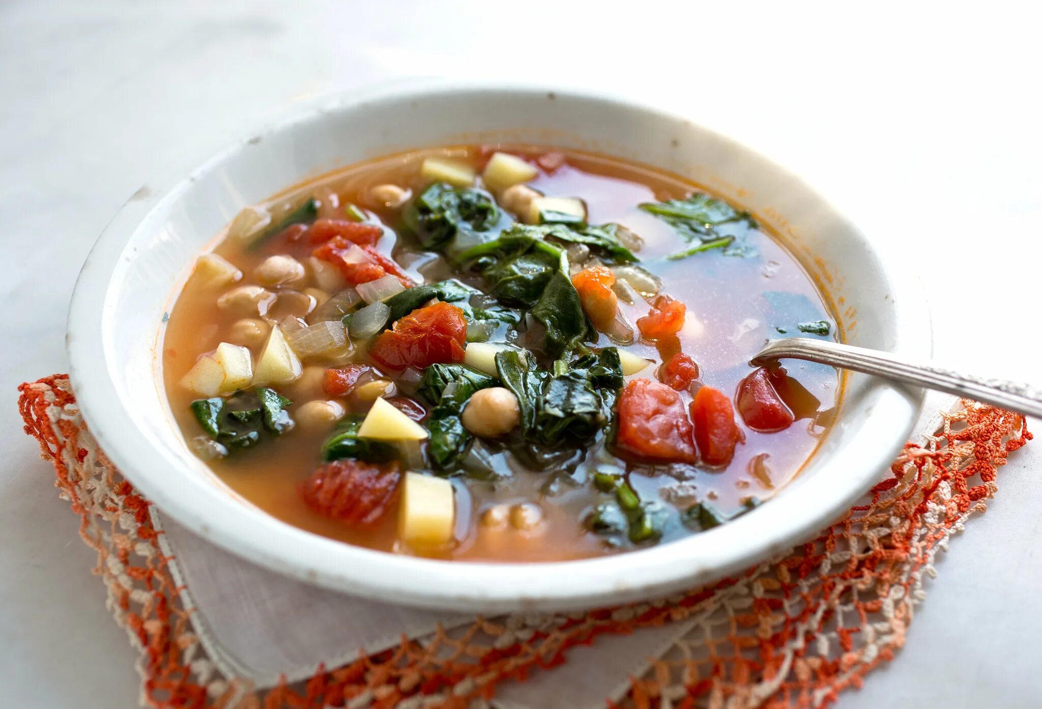 Best soup. Овощной суп с тушенкой. Венецианский суп. Суп с тушенкой и с шпинатом. Суп с кусочками теста.