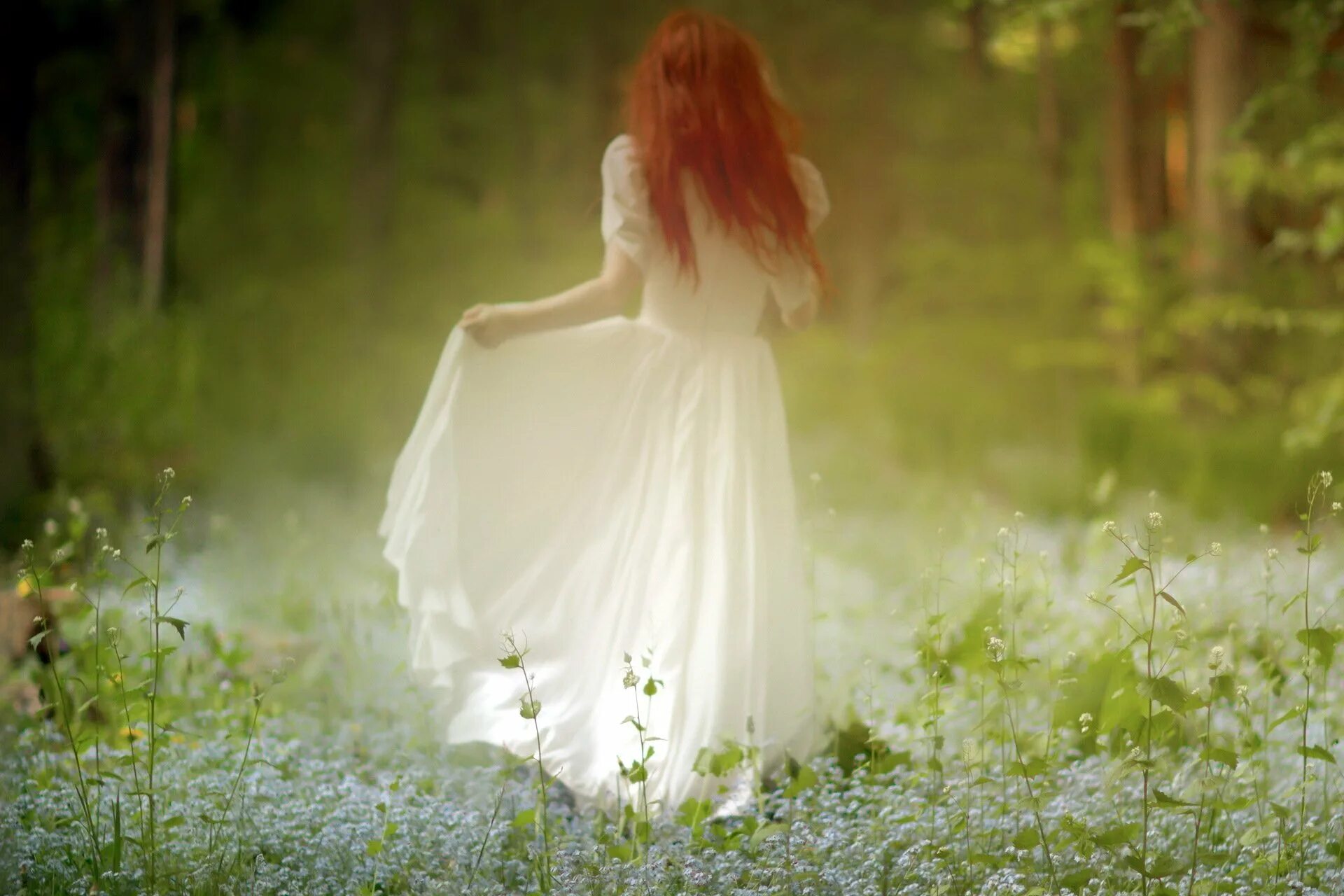 Душа эрны была ясна и невинна. Рыжая девушка в белом платье. Рыжая девушка в платье. Девушка в длинном платье. Девушка в белом платье в лесу.