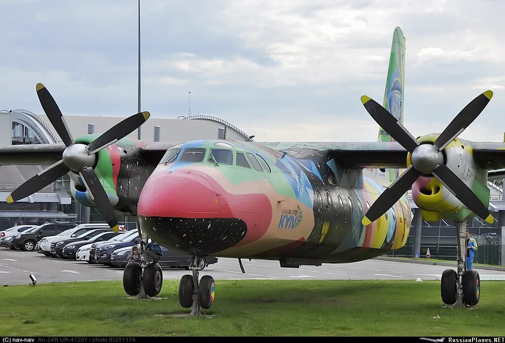 АН-24 Жуляны. Самолет АН-24 Пчелка. Жуляны памятник АН-24. 17 12 1976 Жуляны АН-24.