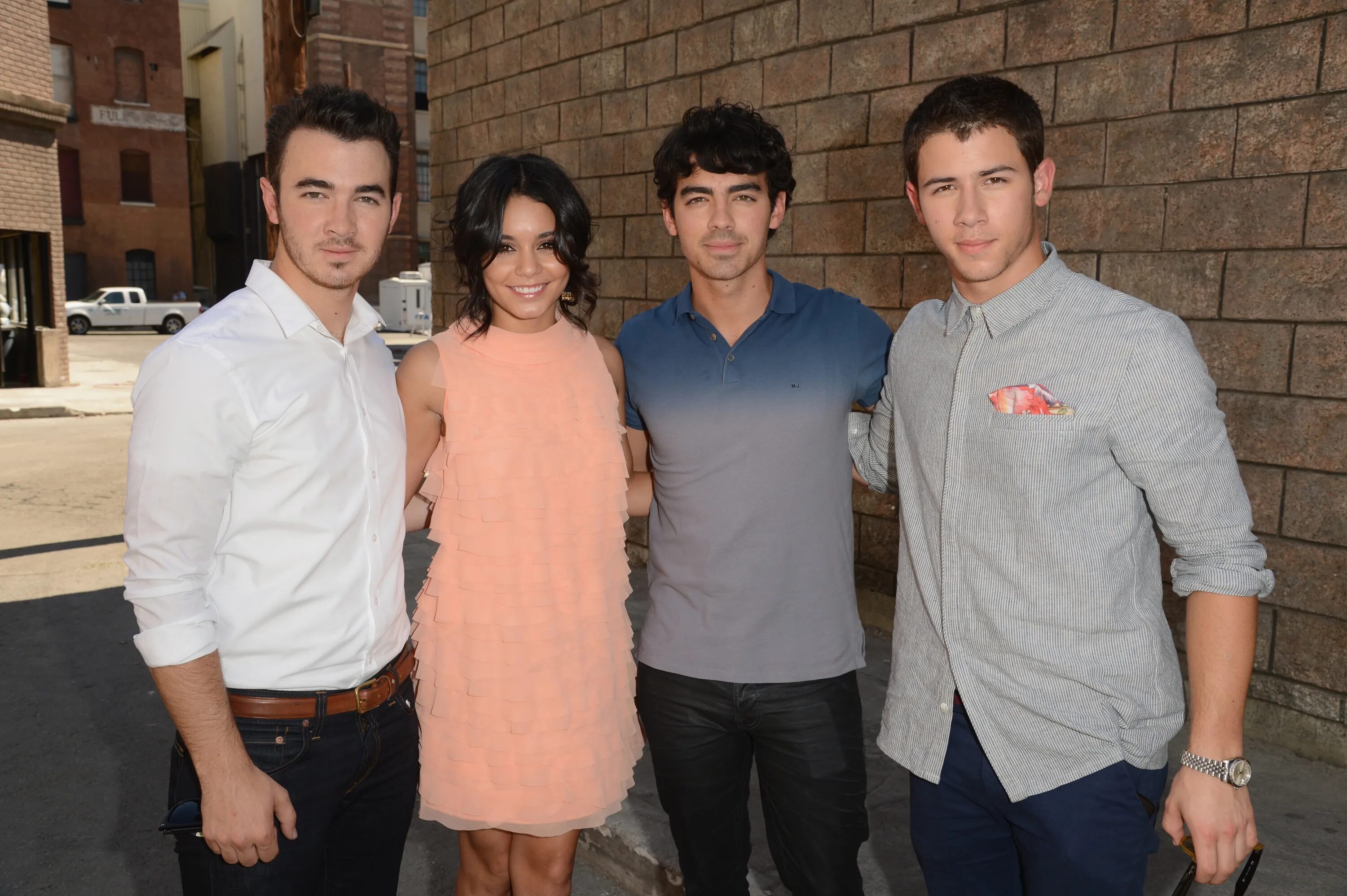 Фф brother. Жены джонас братья джонас. братья джонас с женами. jonas brothers 2025. братья джонас с женами и детьми.