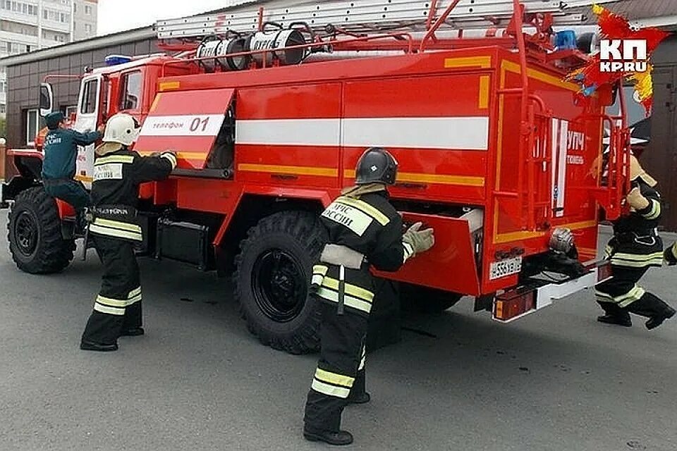 Пожарные на пожаре. Современные пожарные. Пожарная машина и пожарный. Пожарный автомобиль на пожаре.