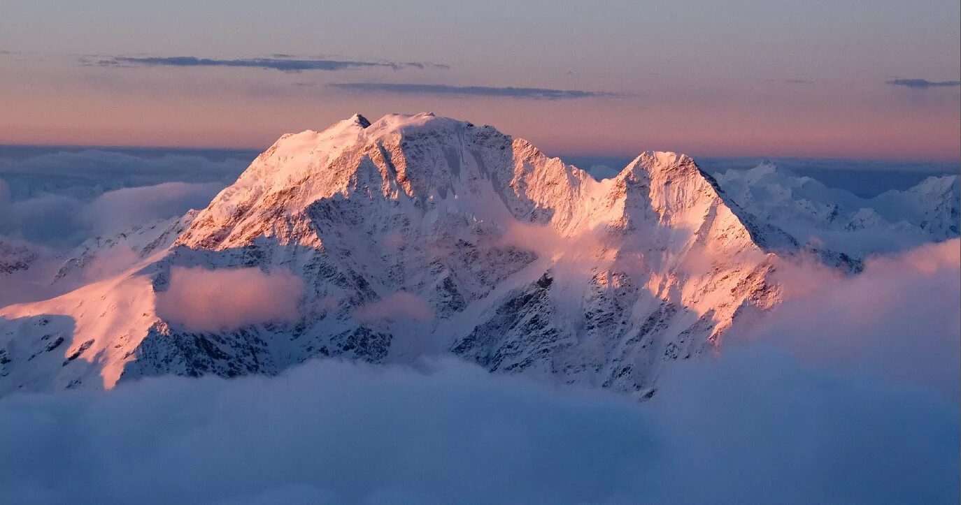 3 вершины эльбруса. Кисловодск горы Эльбрус. Горная гряда Эльбрус. Эльбрус вершина. Панорама с вершины Эльбруса.