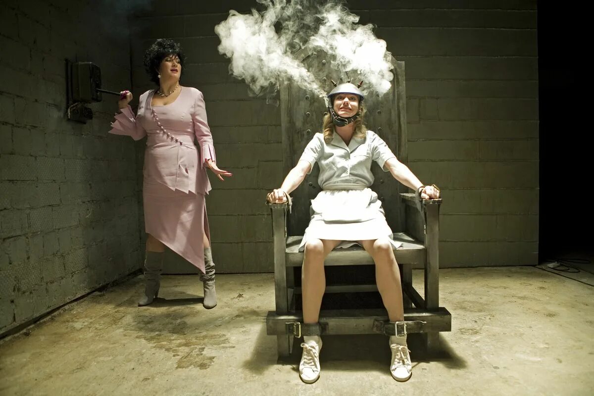 Девушку пытают током. Женский электрический стул. Электрический стол для пыток. Девушку пытают током. Zолушка 2012.