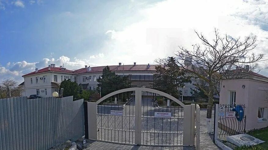 Куникова 49 б новороссийск. Новороссийск облака улица куникова. Набережная 1 новороссийск. Библиотека горького новороссийска. Городская больница новороссийск.