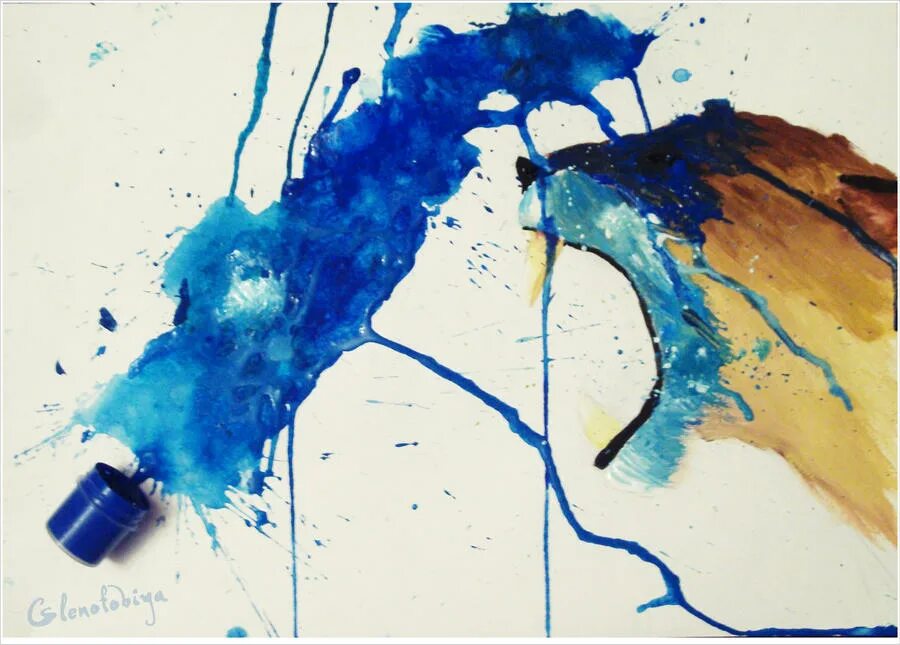 Краска королевская синяя. Синяя краска синяя краска. Голубая краска в воде. Синий пигмент в лак. Брызги краски.