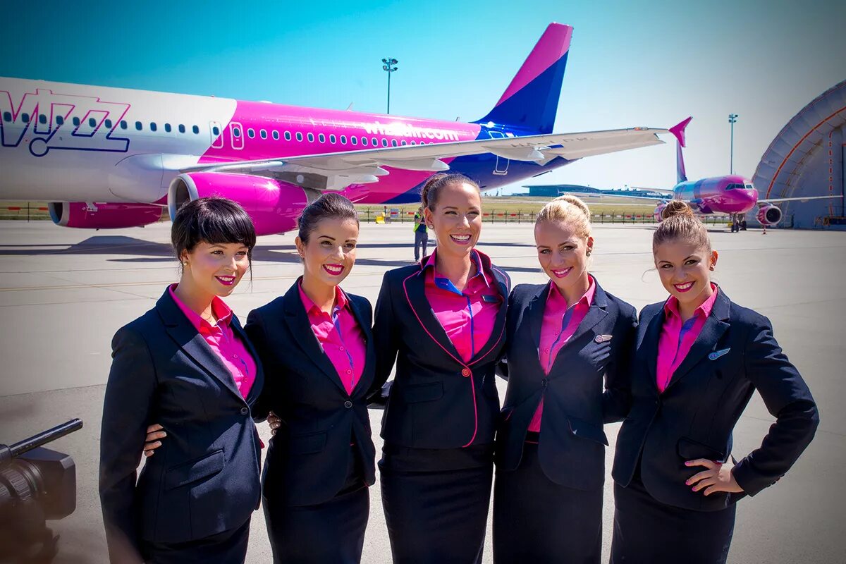 Авиакомпания wizzair. Wizz Air самолеты. Венгерская авиакомпания Wizzair. Венгерский лоукостер Wizz. Авиакомпания Wizz Air полет.