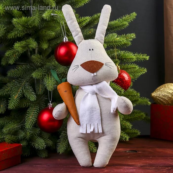 новогодний заяц из фетра. новогодний зайчик игрушка на елку. пасхальный заяц поделка. игрушки из мягкой пряжи. как сделать новогоднего зайчика.