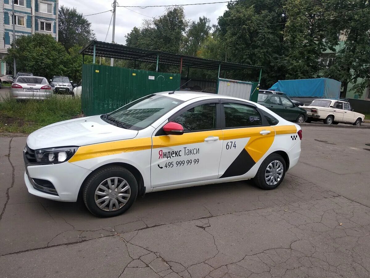 Рено логан белый такси. Таксопарк 2412. Comfort taxi. Skoda octavia taxi. Брендинг такси.