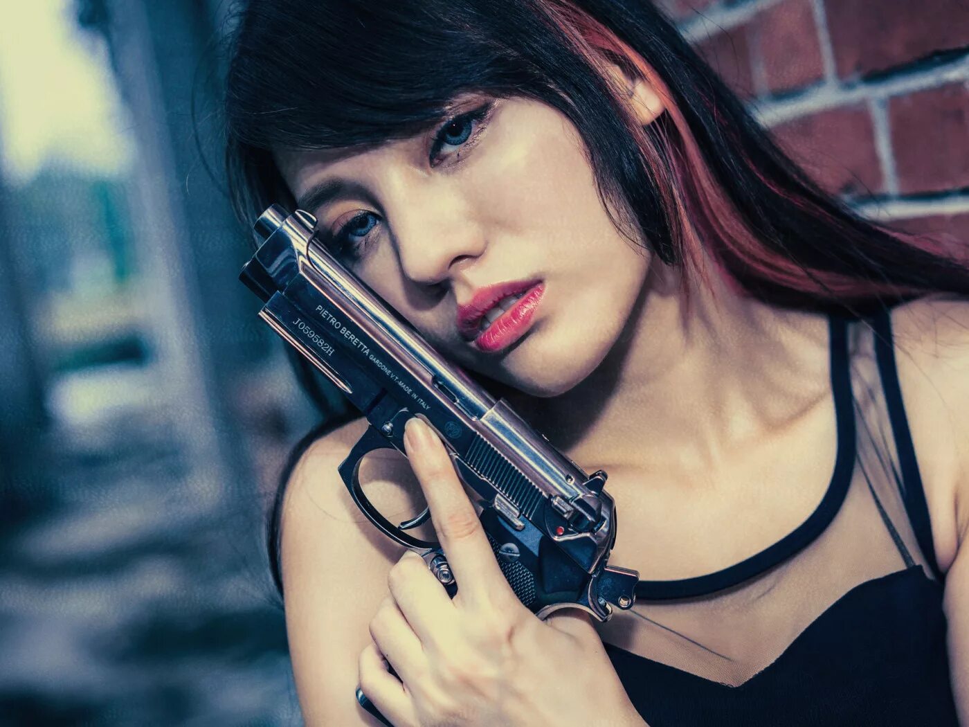 Девушки с снайперским оружием около машины. Очень опасные девушки. Девушка с автоматом. Брюнетка с оружием. Опасная девушка.