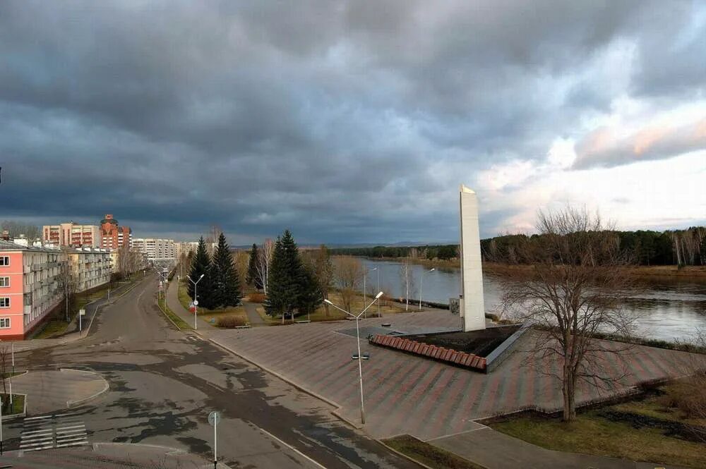 Работа в красноярском крае зеленогорска. Зеленогорск Красноярский край набережная. Город Зеленогорск площадь Красноярского края. Набережная Кана Зеленогорск.