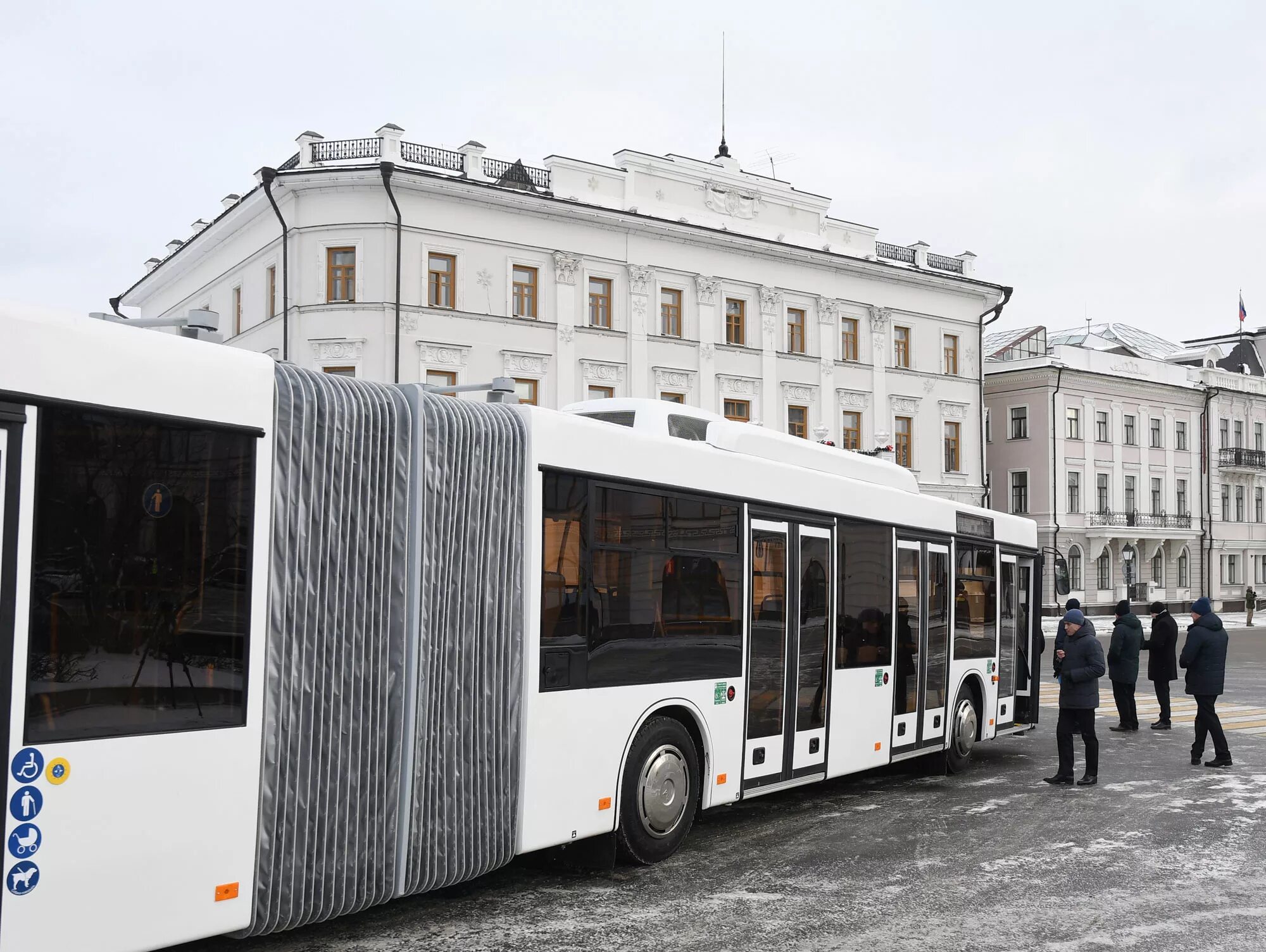 Маршрутка 2025. Автобус маз 303 гармошка. метробус маз 215. сочлененный автобус маз. автобус маз 2025.
