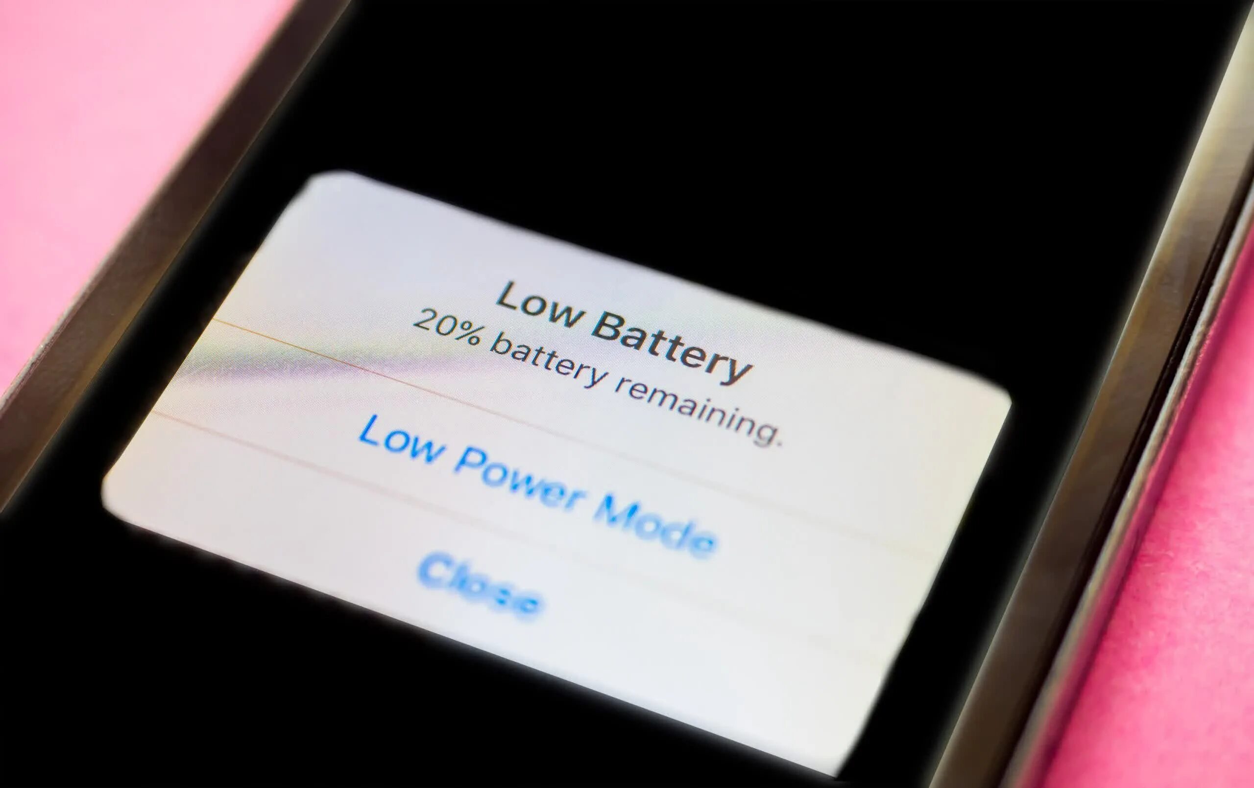 Apple Low Battery. International Version айфон. 1% Зарядки iphone экран. Low Battery телефон.