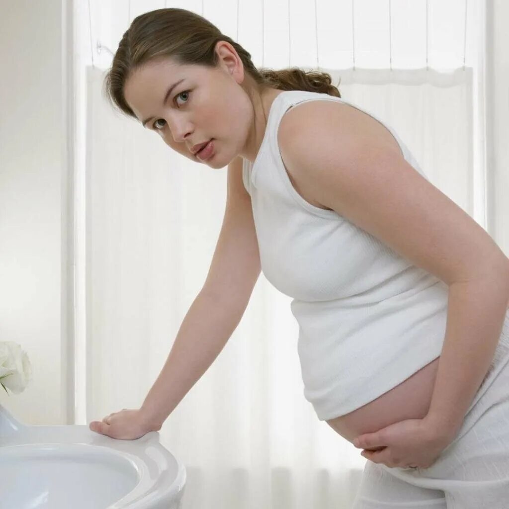 Беременные женщины. У беременной схватки. 40 недель отходят воды