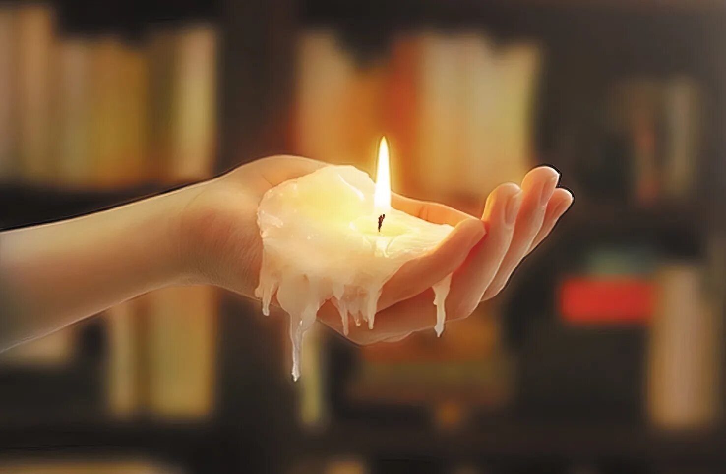 Свеча горит в руке. Свеча в руках. Свеча тает. Горящие восковые свечи. Свечка горит.