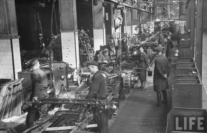 Промышленность 1946 года. Минский тракторный завод 1990-е. Минский подшипниковый завод 1960. Москвич 400 конвейер азлк. Химический завод 20 века ссср.