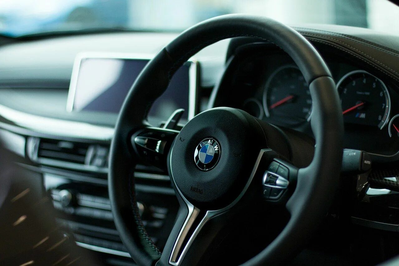 Бмв плохо работает. Руль бмв х7. руль bmw g20. руль бмв 2025. bmw ix руль.