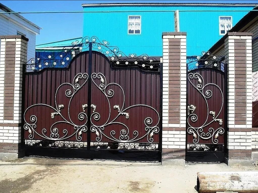Заборы сибай. Забор из профлиста 7024. Ворота "олимпия с8 арочные". Ворота металлопрофиль с калиткой внутри. Красивый фасадный забор.